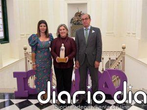 El Ayuntamiento de Cáceres premia a María Victoria Hernández por su apoyo a las mujeres más vulnerables