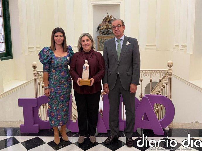 El Ayuntamiento de Cáceres premia a María Victoria Hernández por su apoyo a las mujeres más vulnerables