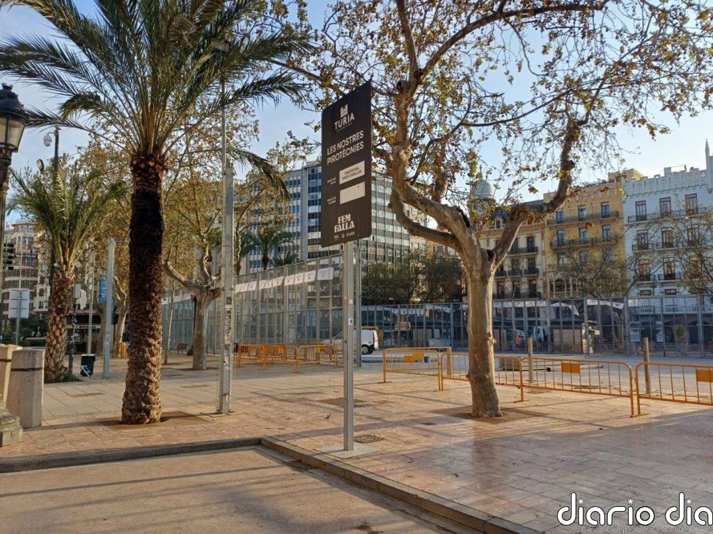El Ayuntamiento de València retira los 12 kilómetros de vallas desplegadas en la calle en Fallas