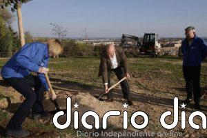El Ayuntamiento de Valladolid inicia con un acto simbólico la plantación de 165 árboles en dos parques de Parquesol