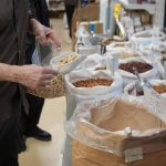 El comercio minorista modera el avance de sus ventas al 2% en febrero pero suma 20 meses de alzas