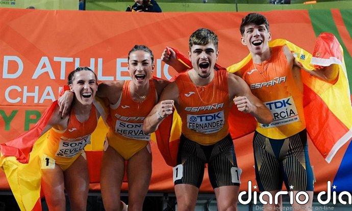 El cuarteto del relevo 4x400 mixto celebra el "orgullo" y la "increíble" plata mundial