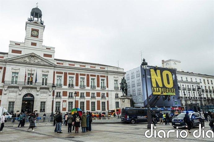 El delegado del Gobierno defiende el mensaje de la lona del 'No a la Guerra' en Sol pero incide en "cumplir las normas"