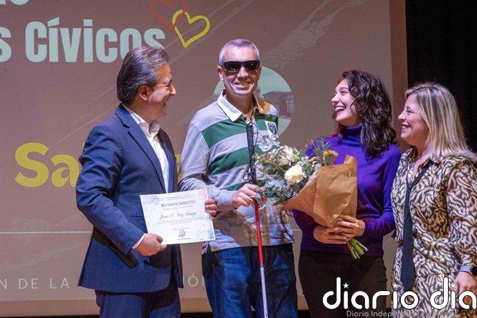 El divulgador Jesús Saiz Lanza ofrece una charla-taller sobre sordoceguera en la Biblioteca de Camargo