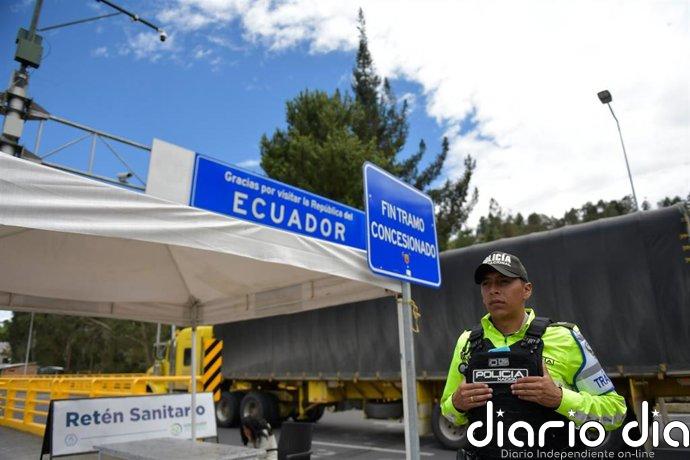 El Ejército de Ecuador bombardea posiciones de la minería ilegal próximas a la frontera con Colombia