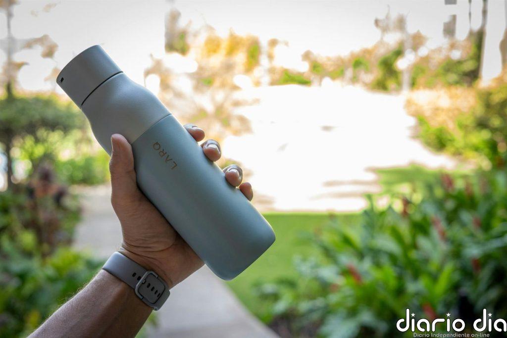 El error que todos cometen con las botellas reutilizables: cómo limpiarlas para que no acumulen bacterias