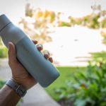 El error que todos cometen con las botellas reutilizables: cómo limpiarlas para que no acumulen bacterias