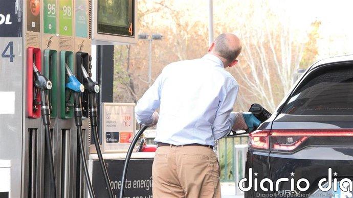 El Gobierno ultima una rebaja del IVA de los carburantes al 10% y otras rebajas fiscales en electricidad