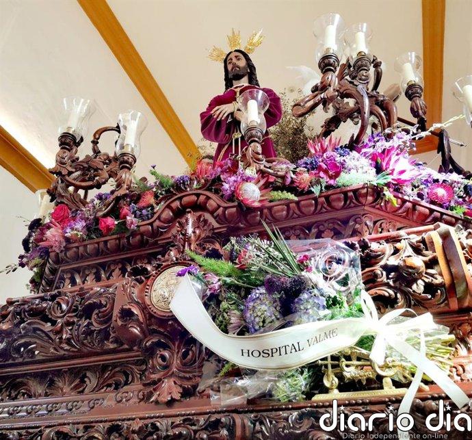 El Hospital de Valme de Sevilla realiza una ofrenda floral a la Hermandad del Dulce Nombre de Bellavista