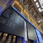 El Ibex 35 abre la sesión con un alza del 1,48% y supera los 17.100 puntos, con el petróleo a la baja