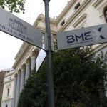 El Ibex 35 baila sobre los 17.300 enteros a media sesión, con el crudo por debajo de los 100 dólares