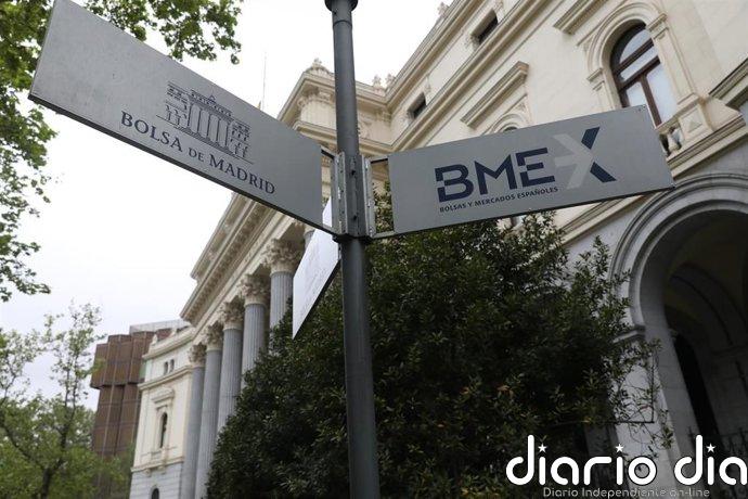 El Ibex 35 baila sobre los 17.300 enteros a media sesión, con el crudo por debajo de los 100 dólares