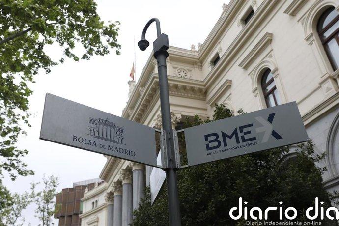 El Ibex 35 cae un 0,1% en la apertura y mantiene los 17.000 puntos, con el crudo al borde de los 106 dólares