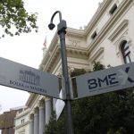 El Ibex 35 remonta un 0,90% a media sesión y supera los 17.400 puntos, con el petróleo en 103 dólares