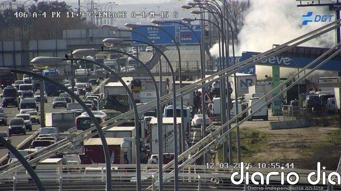 El incendio de un vehículo sin heridos obliga a cortar la A-4 en Getafe y genera varios kilómetros de retención