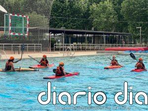 El lago de Pradolongo en Usera acoge kayak-polo, un deporte minoritario que busca ganar visibilidad en Madrid