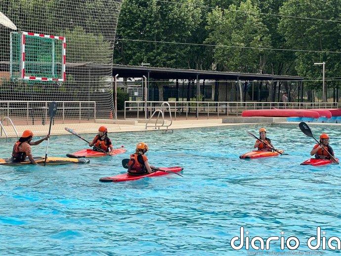 El lago de Pradolongo en Usera acoge kayak-polo, un deporte minoritario que busca ganar visibilidad en Madrid