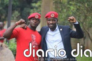 El líder opositor ugandés Bobi Wine anuncia su salida del país