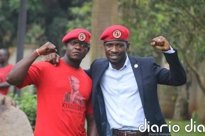 El líder opositor ugandés Bobi Wine anuncia su salida del país