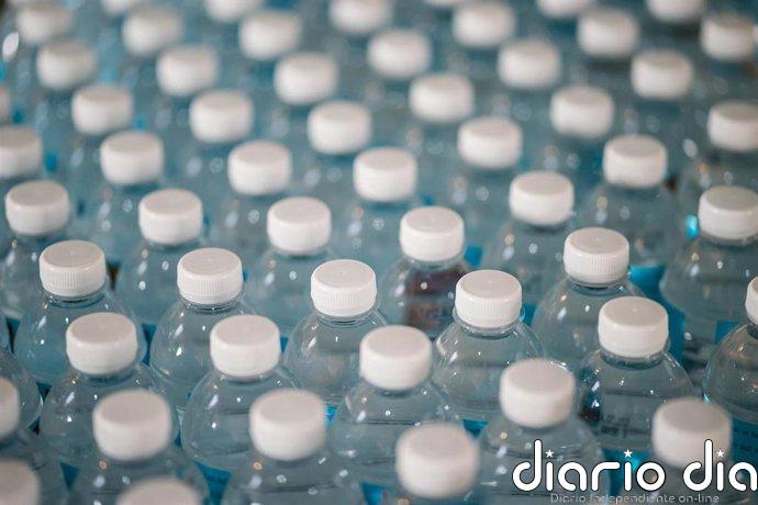 El mercado de agua envasada en España facturó 1.950 millones en 2025, un 4,8% más, según Informa D&B