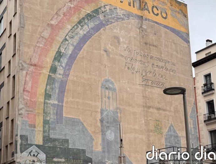 El Mural de la Paz de Tierno Galván, un arcoíris sobre Madrid que aguarda una intervención para recuperar su esplendor