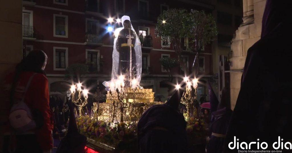 El Nazareno de Bilbao desafía a la lluvia y completa su procesión
