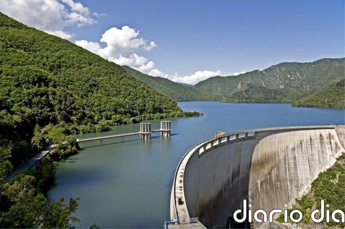 El pantano de Susqueda (Girona) desembalsa agua tras alcanzar el 103% de su capacidad