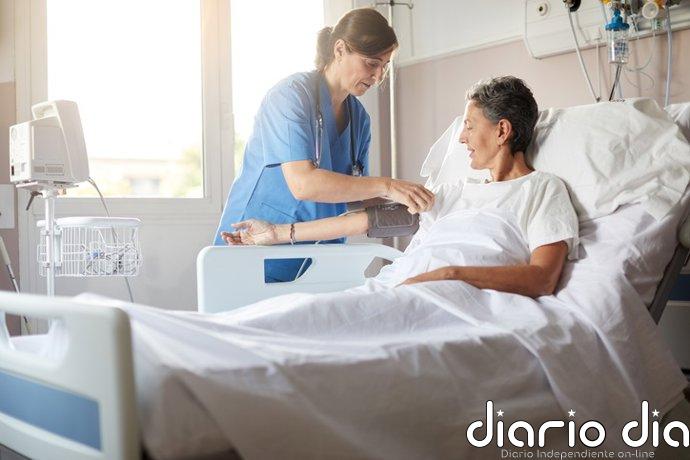 El Parlament reclama incluir en la ley estatal la posibilidad de que las enfermeras puedan prescribir medicamentos