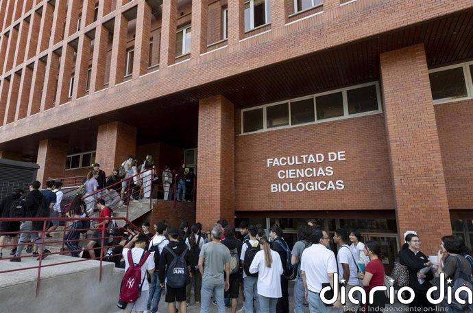 El PSOE propone un fondo autonómico de becas para facilitar el acceso a títulos propios de universidades