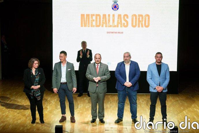 El pueblo de Adamuz recibe la medalla de oro al Mérito de la Protección Civil por su "solidaridad" durante el accidente