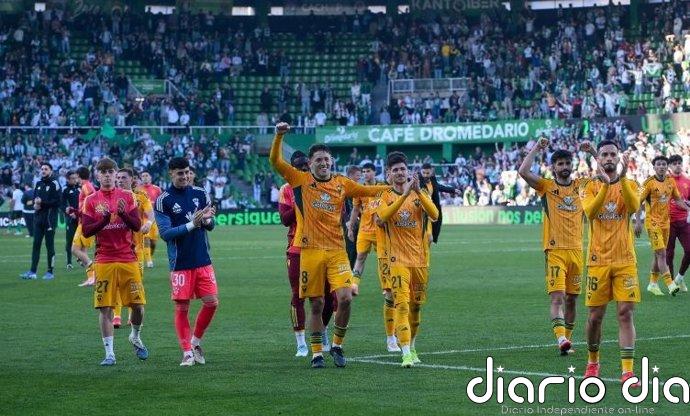 El Racing cae con estrépito y Dépor y Málaga cumplen por el ascenso directo