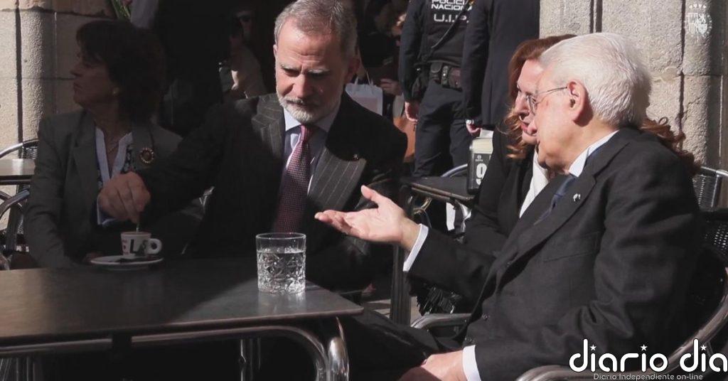 El rey se toma un café con el presidente italiano en una terraza de la Plaza Mayor de Salamanca