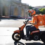 El sector del 'delivery' aboga por un convenio sectorial y avanza una guerra por contratar a repartidores