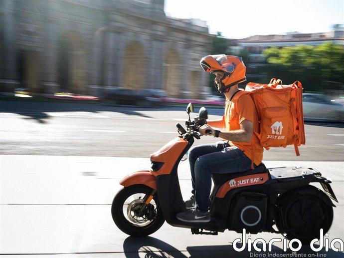 El sector del 'delivery' aboga por un convenio sectorial y avanza una guerra por contratar a repartidores