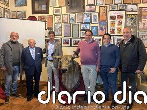 El torero Daniel Crespo recibe en El Puerto (Cádiz) la cabeza del toro 'Aguaclara' por su triunfo en Plaza Real