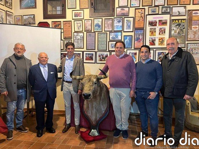 El torero Daniel Crespo recibe en El Puerto (Cádiz) la cabeza del toro 'Aguaclara' por su triunfo en Plaza Real