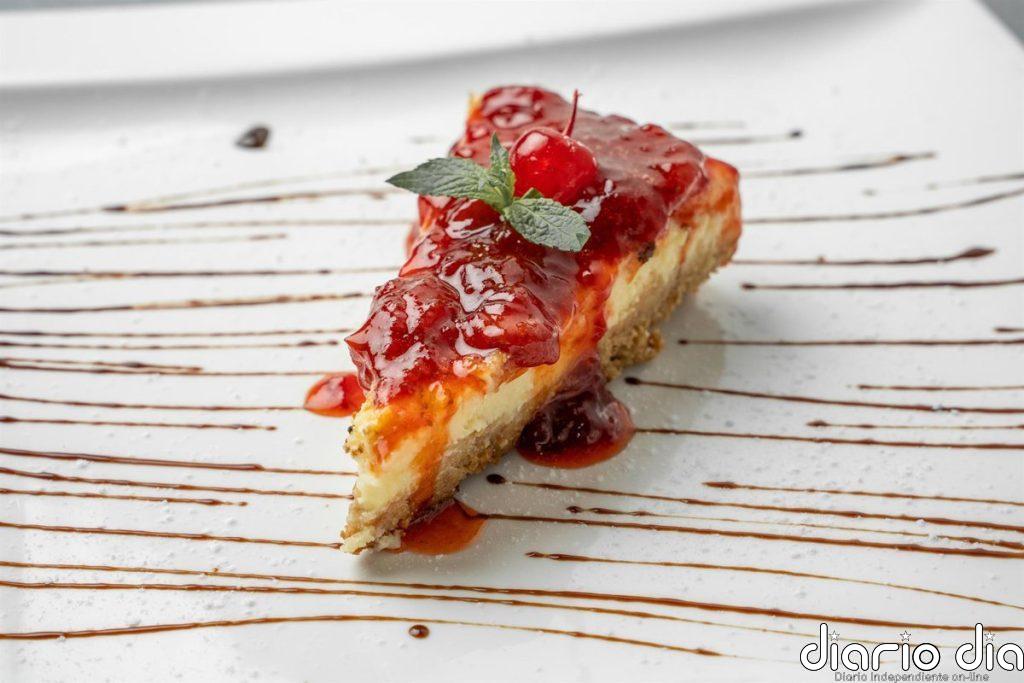 El truco para hacer un cheesecake cremoso sin que se hunda en el centro