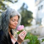 El único sentido que casi no envejece: así puedes entrenar tu olfato y proteger tu cerebro