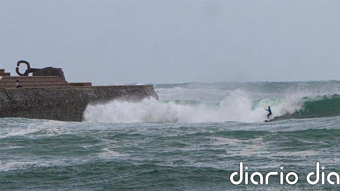 El viento y sobre todo olas ponen en aviso a 10 CCAA, con Cataluña, C.Valenciana y Canarias en nivel naranja