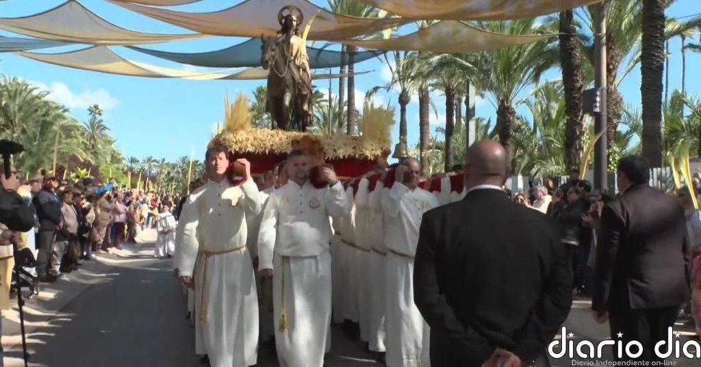 Elche celebra un multitudinario Domingo de Ramos con sus tradicionales palmas