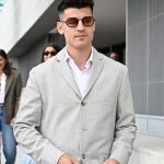 Elevar un look con solo un accesorio: Álvaro Morata acaba con la sobriedad de su traje sin perder el toque deportivo