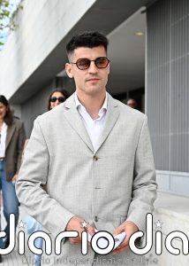 Elevar un look con solo un accesorio: Álvaro Morata acaba con la sobriedad de su traje sin perder el toque deportivo