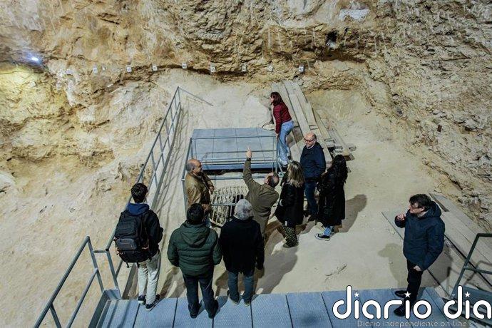 Espadaler visita el yacimiento de Capellades (Barcelona) referente en investigación de neandertales