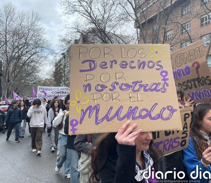 Estudiantes se manifiestan en València contra el machismo y la guerra: "El odio a la mujer ha crecido muchísimo"