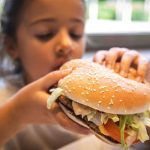 Expertos piden responsabilidad a industria y poderes públicos frente a la publicidad de alimentos insanos para menores