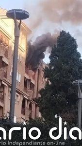 Extinguido un incendio en la terraza de un sexto piso de un bloque de viviendas en el distrito Beiro de Granada capital