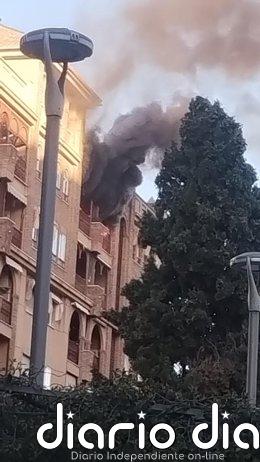 Extinguido un incendio en la terraza de un sexto piso de un bloque de viviendas en el distrito Beiro de Granada capital