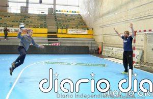Feijóo revive sus años jugando al balonmano en el colegio durante una visita a Nava de la Asunción (Segovia)