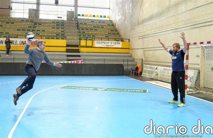 Feijóo revive sus años jugando al balonmano en el colegio durante una visita a Nava de la Asunción (Segovia)