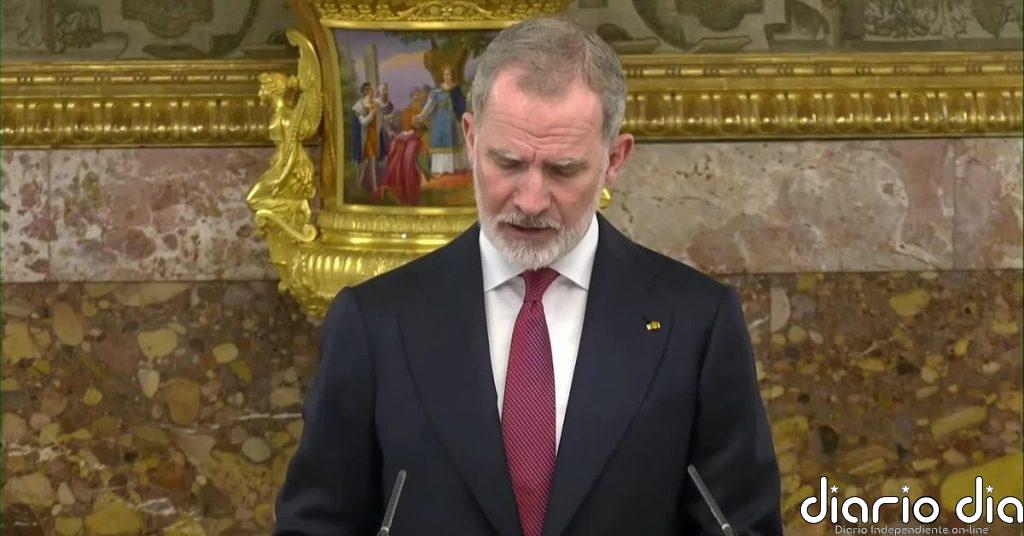 Felipe VI hace un llamamiento “por la contención en el uso de la fuerza”